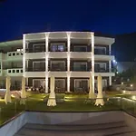 Ntinas Filoxenia & スカラ・ポタミアス