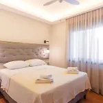 アパートホテル Ntinas Filoxenia & 4*