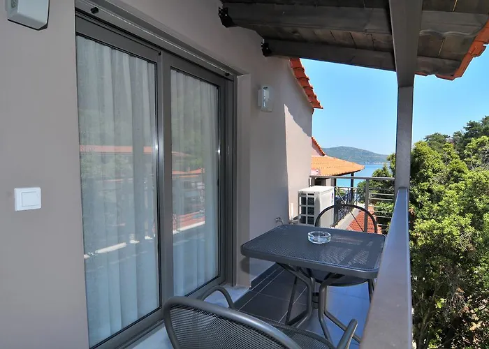 アパートホテル Ntinas Filoxenia & 4*